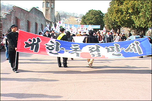 대한독립만세라고 쓰여진 현수막을 들고 행진하고 있다. 